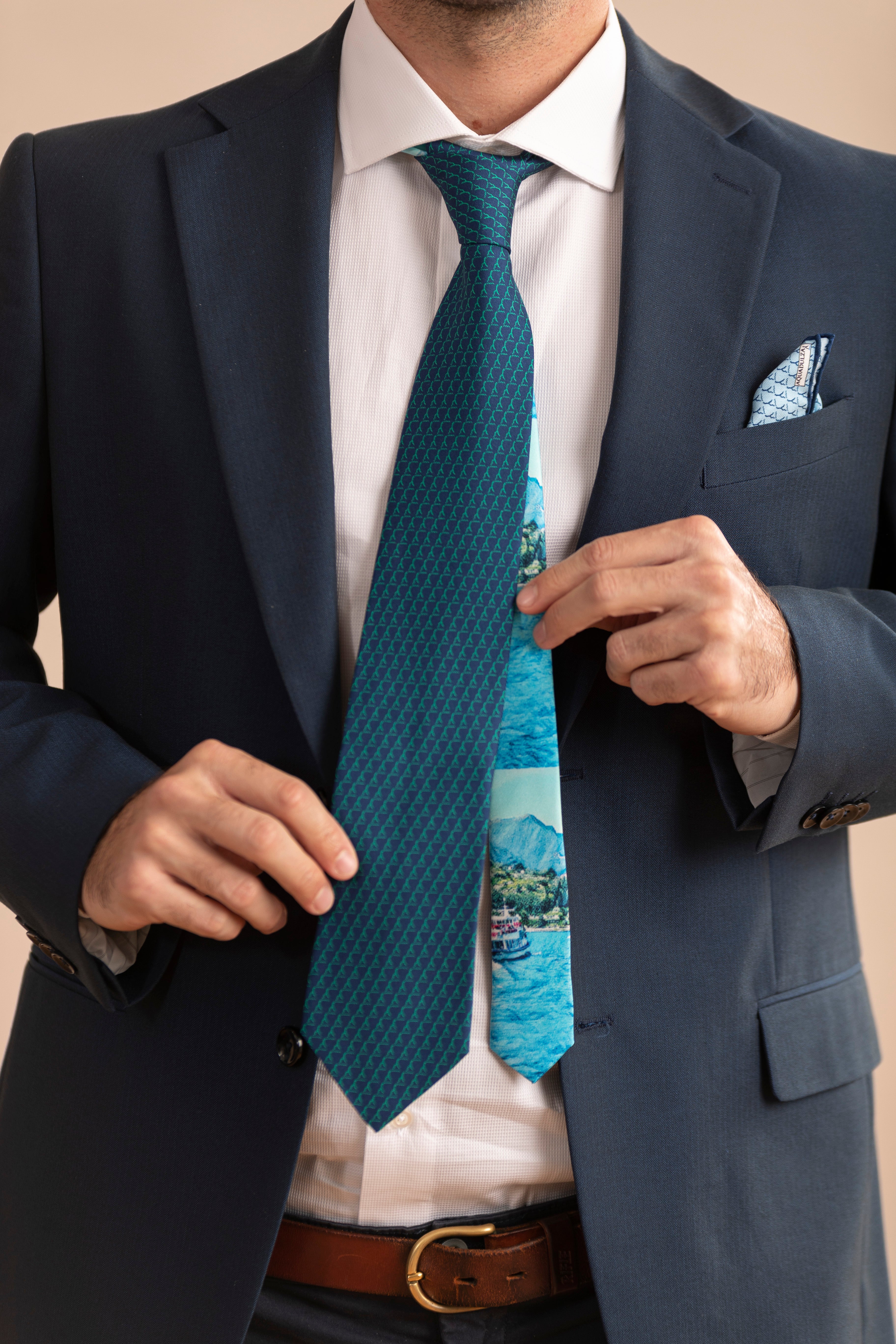 Cravatta Pura Seta | Blu con Logo Verde & Codino Colorato